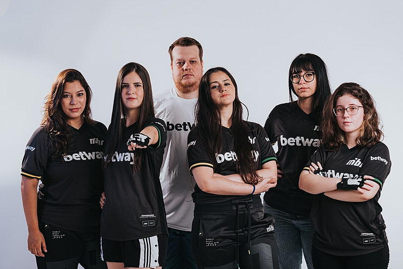 Female cs2. Женские команды по КС го. MIBR киберспорт. Женские составы КС го. Мибр КС го.