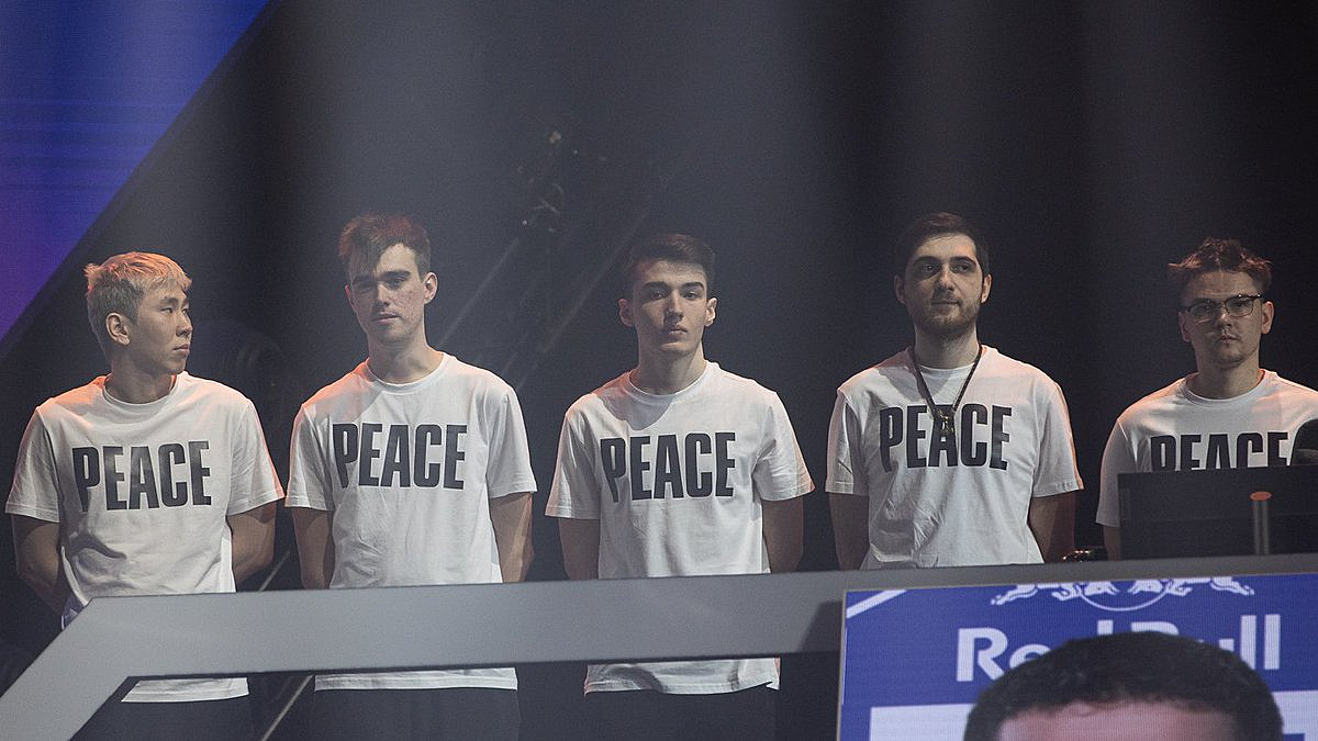 Team Spirit вышла на сцену LAN-турнира в Дубае в футболках с надписью  Peace. Dota 2 News